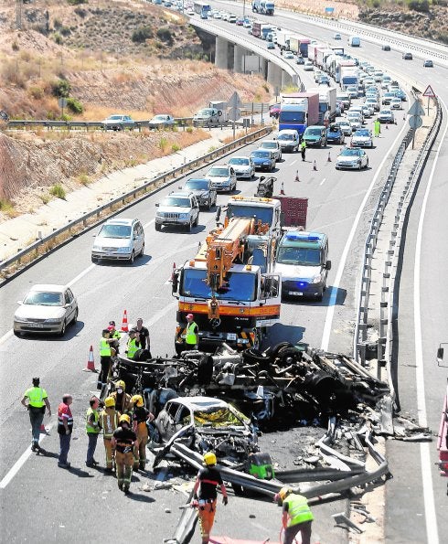 La investigación apunta a un descuido del conductor del camión del accidente en la A-7