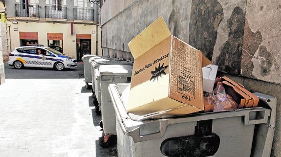 Vecinos y comerciantes del Centro recojen firmas para mejorar la limpieza