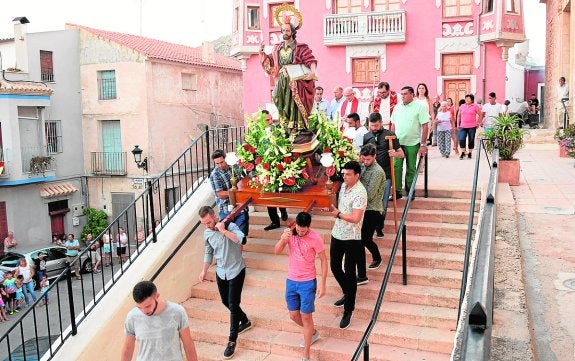 San Bartolomé ya tiene quien lo pasee