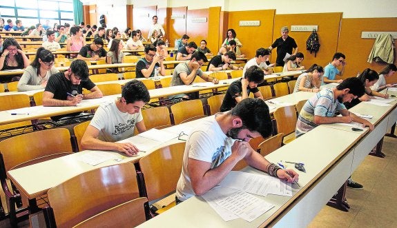 El TSJ paraliza becas que afectan a miles de universitarios tras recurrir la Católica