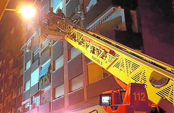 El desprendimiento de cascotes de un edificio provoca daños a 2 coches