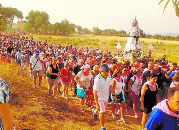 Una multitudinaria romería lleva a La Morenica a Villena