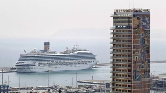 Alicante recupera su base de cruceros sin concretar el horario de los comercios