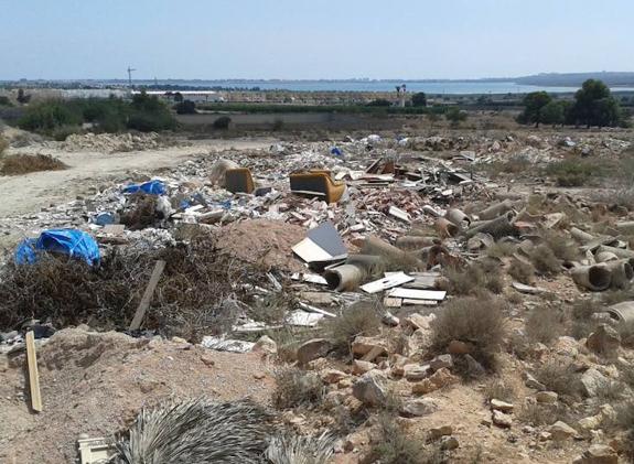 Defensa de la Huerta denuncia la proliferación de escombreras en la Vega