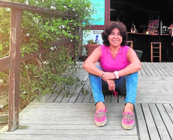 Diván con fondo de olas