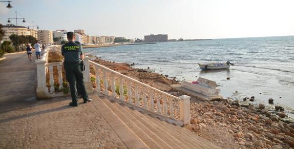 Arrestan a 13 inmigrantes ilegales tras llegar en dos pateras a Torrevieja y Benitatxell