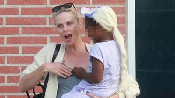 Charlize Theron disfraza a su hijo