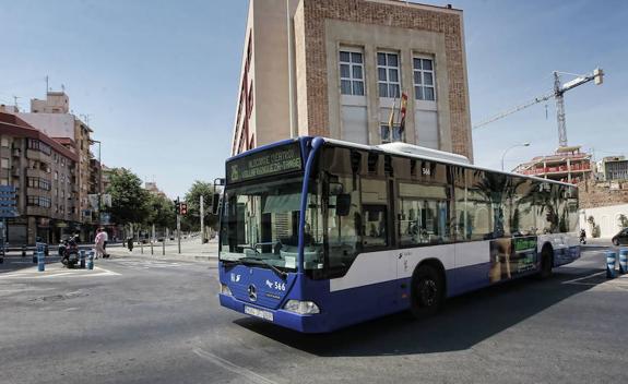 El Consell modifica las conexiones de bus con el Hospital Clínico y la UA