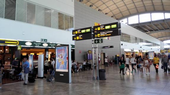 Detenidos por robar 11.700 euros en una chocolatería del aeropuerto