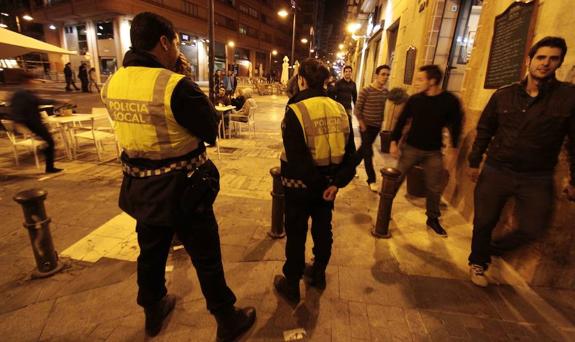 Refuerzan la presencia policial para detener el 'botellón' en el Casco Antiguo