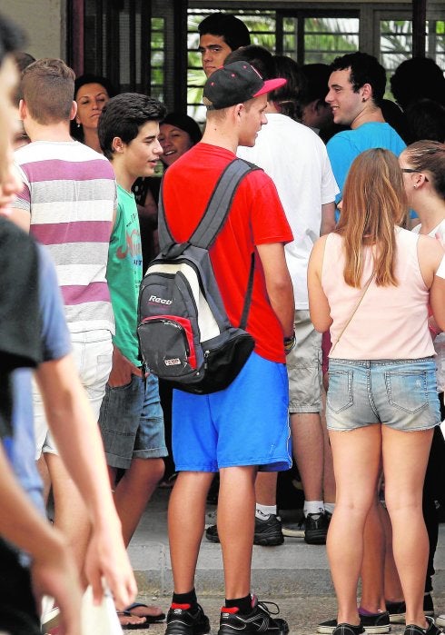 La fuga de jóvenes alicantinos al extranjero cae por primera vez desde el inicio de la crisis