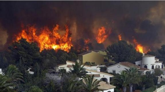 Un incendio quema casas en Jávea y causa desalojos en Benitatxell