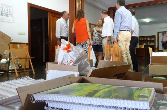 El gobierno local aporta material escolar para Cáritas