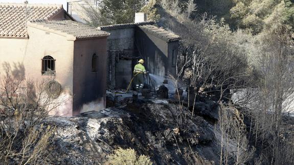 El fuego no causa daños dentro de casas aunque sí en parcelas y jardines