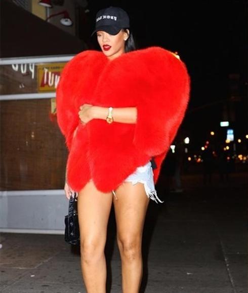 Rihanna sale a la calle (sin Drake) vistiendo...esto