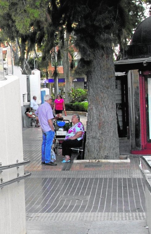 Los vendedores ilegales enfadan a los comerciantes del mercado de Santa Florentina