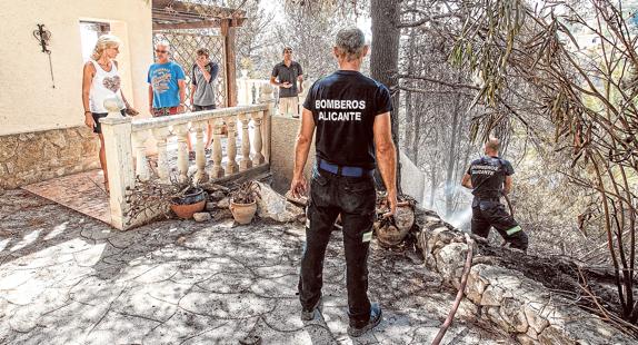 La Guardia Civil busca dos coches que huyeron de la zona del incendio de Xàbia