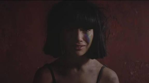 Sia canta a las víctimas de Orlando en su nuevo videoclip