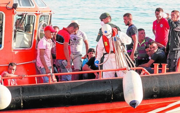 Trece de los inmigrantes llegados a Tabarca ingresan en un centro de acogida al ser menores