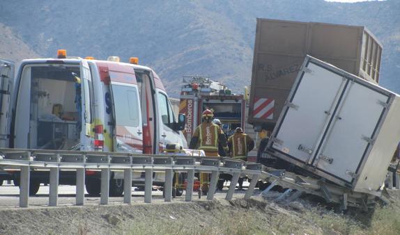 Choque entre dos camiones en la A-7