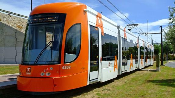 El TRAM desplaza a casi un millón de viajeros en agosto