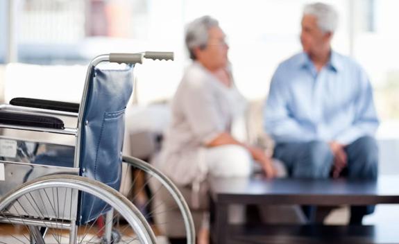 La falta de personal deja bajo mínimos la atención a los mayores en las residencias