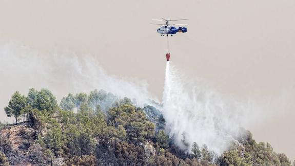 Casi un millón de litros de agua para apagar los incendios de Xàbia y Bolulla