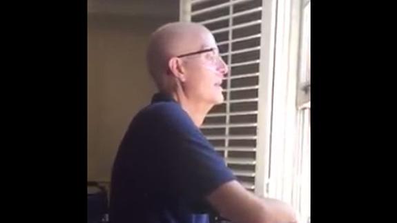 La emotiva sorpresa de unos alumnos a su profesor enfermo