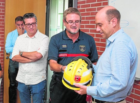 Los bomberos reivindican al regidor más personal y materiales