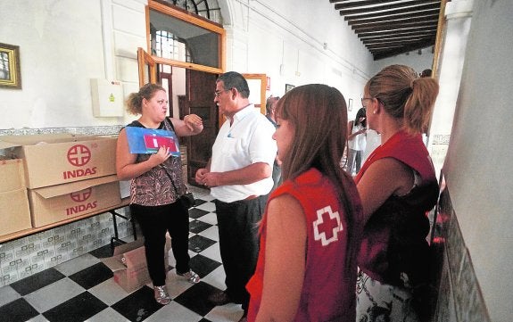 Cruz Roja, La Chumbera y Cáritas recogen el material escolar de la campaña solidaria