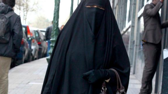 Prende fuego al burka de una mujer que paseaba con sus dos hijos