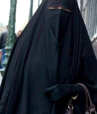 Prende fuego al burka de una mujer que paseaba con sus dos hijos | La Verdad