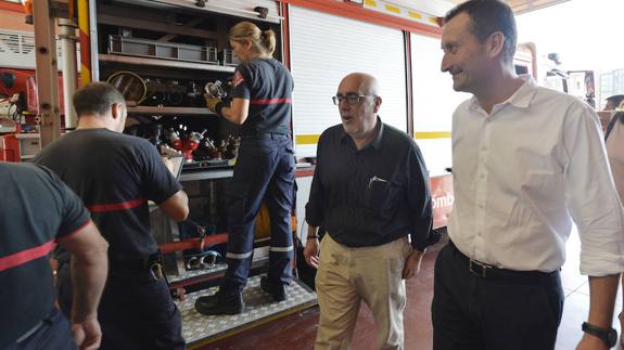 Carlos González felicita a los bomberos por su intervención en el incendio de Xàbia