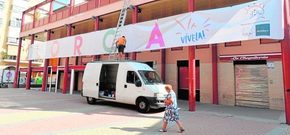 La ciudad viste sus calles y plazas de fiesta para la Feria, que se inicia mañana