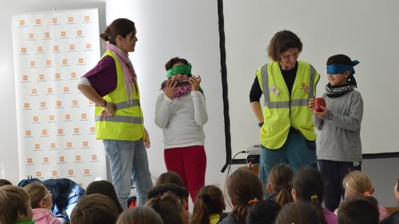 Más de 3.300 escolares participan en los talleres sensoriales de Mercalicante