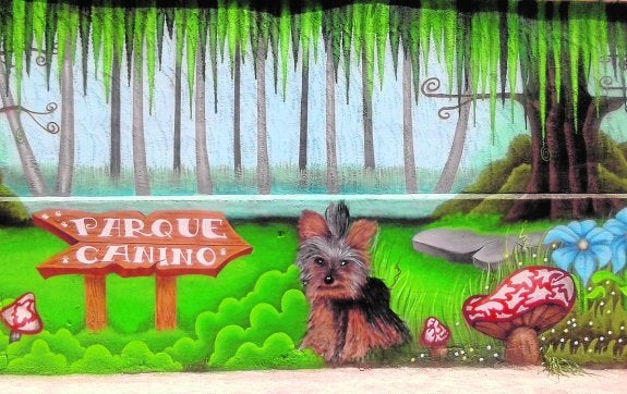 El primer parque canino de pedanías estrena un grafiti de 26 metros