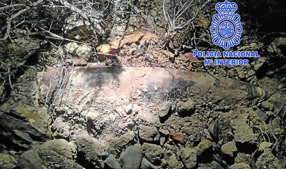 Un profesor encuentra un obús cuando buscaba fósiles con su hija