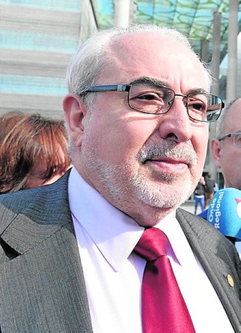 La UCAM tacha de «radical, intolerante y anticonstitucional» al rector de la UMU