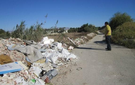 El PP denuncia la acumulación de escombros en la huerta de Heredades