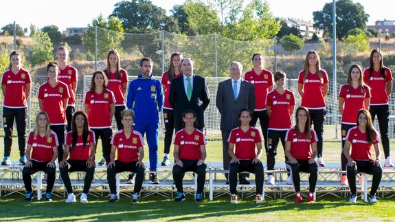 Ignacio Galán visita a las jugadoras de la Selección Nacional de fútbol