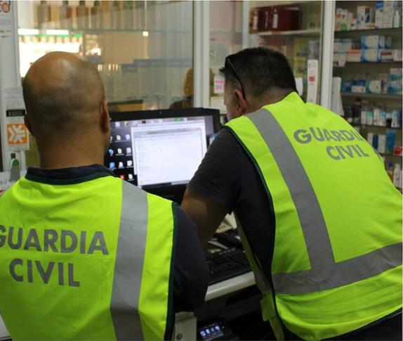 Arrestan a un farmacéutico por copiar tarjetas sanitarias para revender medicamentos