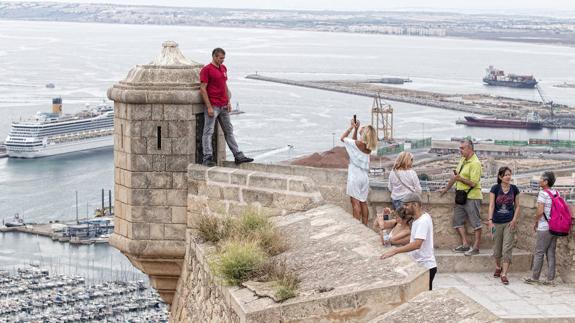 La Oficina de Turismo del Castillo de Santa Bárbara abrirá en octubre