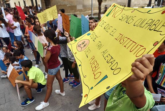 La comunidad escolar pide al Consell que reponga el transporte al instituto