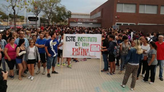 Educación cede ante los padres y vallará el IES Torrellano para mejorar la seguridad