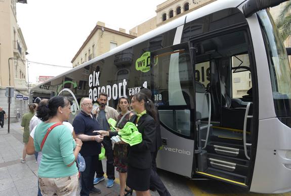 Los autobuses que llegan al aeropuerto reforzarán la promoción de la Ruta Outlet