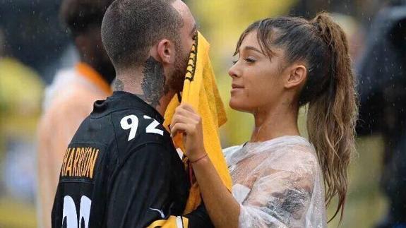 Ariana Grande y Mac Miller exhiben su amor cogidos de la mano