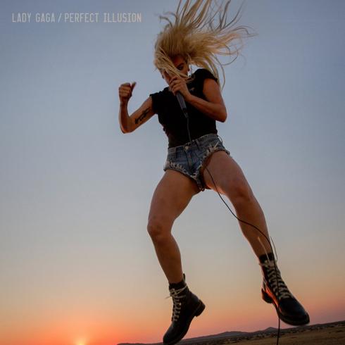 Lady Gaga monta una fiesta en un desierto con el vídeo de 'Perfect Illusion'