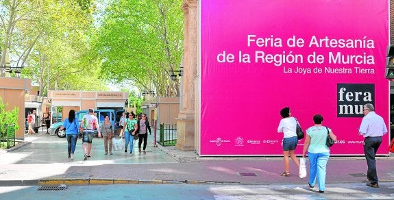 El trabajo en directo de forjadores y alfareros abre la Feria de Artesanía