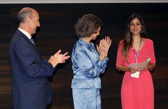 Doña Sofía entrega en Alicante una beca para avanzar en la detección precoz del alzhéimer