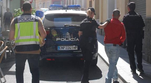 Capturan a dos ladrones acusados de desvalijar 8 bares en Orihuela